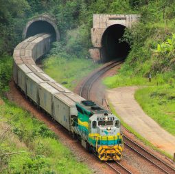 trem-saindo-tunel-duplo