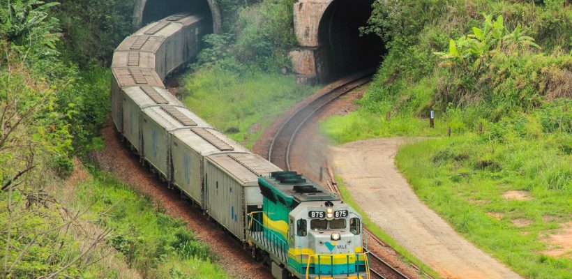 trem-saindo-tunel-duplo